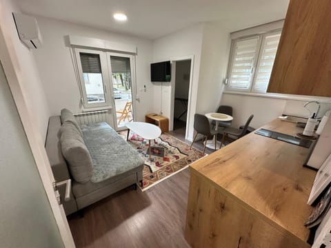 Communal lounge/ TV room, TV and multimedia, Balcony/Terrace, Kitchen or kitchenette, Living room, Seating area, Dining area, stove