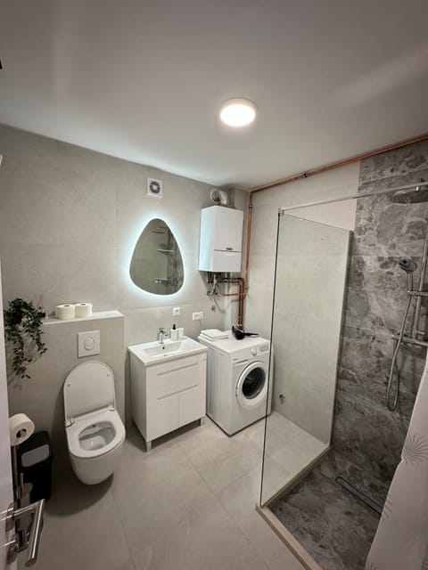 Shower, Toilet, Bathroom, towels, washing machine