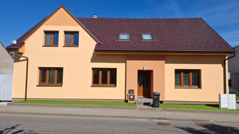 Property building, Day, Neighbourhood
