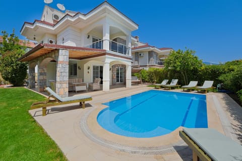 Property building, Garden, Swimming pool