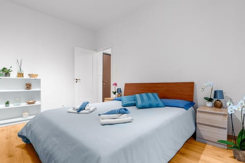 Bed, Photo of the whole room, Bedroom, towels