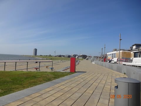 Fewo Schröder - Pier 5 - Strandkorb am Meer - seitlicher Meerblick - inklusiv Bettwäsche und Handtücher Apartment in Büsum