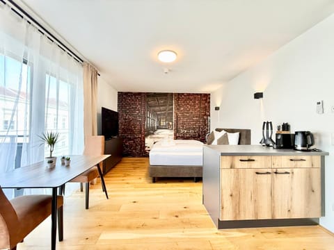 Bed, Coffee/tea facilities, Photo of the whole room, Dining area, Bedroom