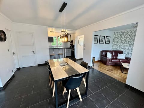 Living room, Seating area, Dining area, minibar