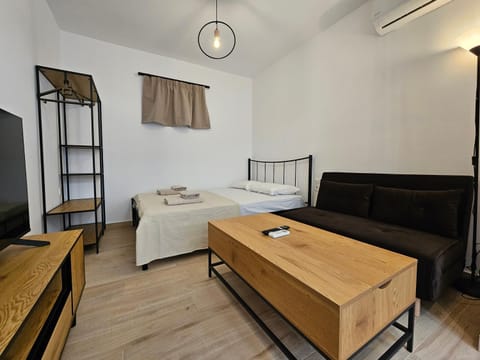 Bed, TV and multimedia, Living room, Photo of the whole room, Seating area