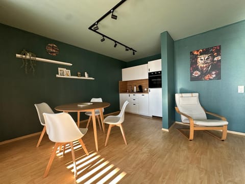 Kitchen or kitchenette, Living room, Seating area, Dining area