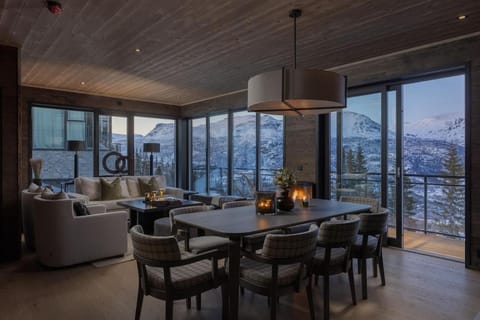 Living room, Seating area, Dining area, Mountain view
