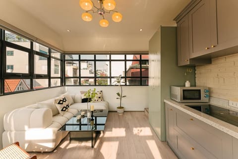 Kitchen or kitchenette, Seating area, Dining area