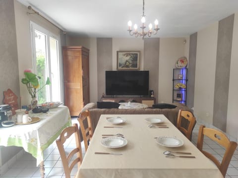 Communal lounge/ TV room, Communal lounge/ TV room, TV and multimedia, Living room, Seating area, Dining area