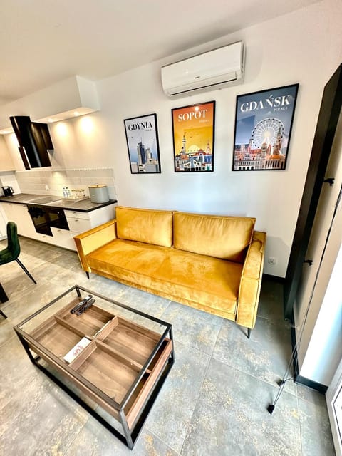 TV and multimedia, Living room, Seating area, Evening entertainment, air conditioner