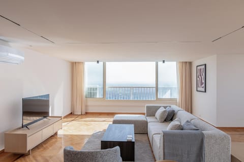 Communal lounge/ TV room, TV and multimedia, Living room, Seating area, Evening entertainment
