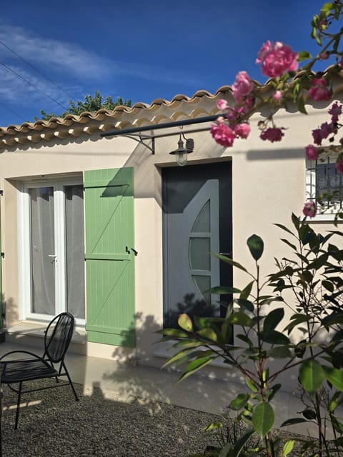 Facade/entrance, Balcony/Terrace