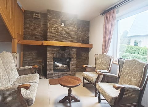 Communal lounge/ TV room, Living room, Seating area, fireplace