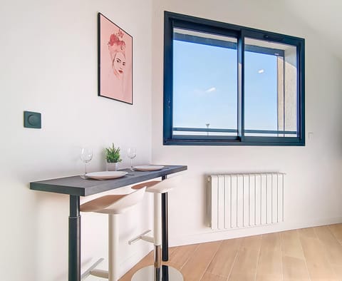 Dining area, internet