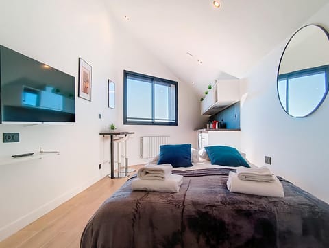 Bed, TV and multimedia, towels