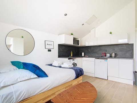 Bed, Kitchen or kitchenette, stove