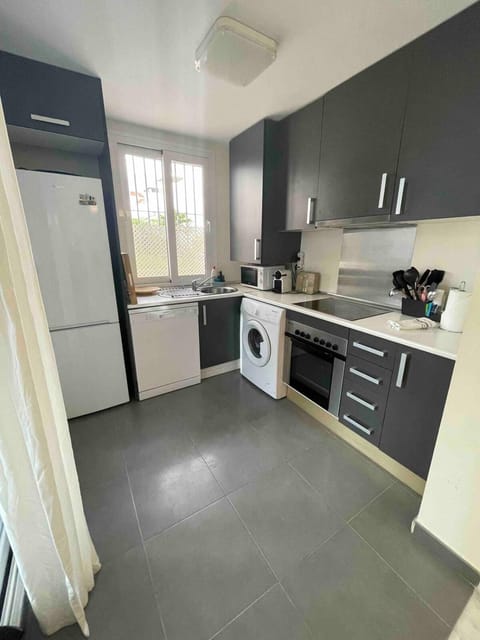 Kitchen or kitchenette, dishwasher, oven, toaster