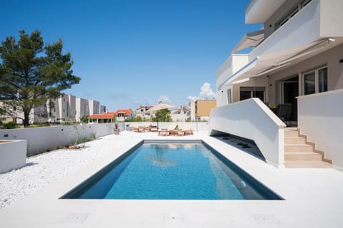 Property building, Balcony/Terrace, Swimming pool