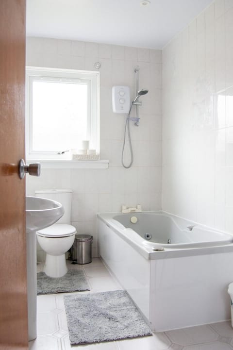 Shower, Toilet, Bathroom, Bath, towels