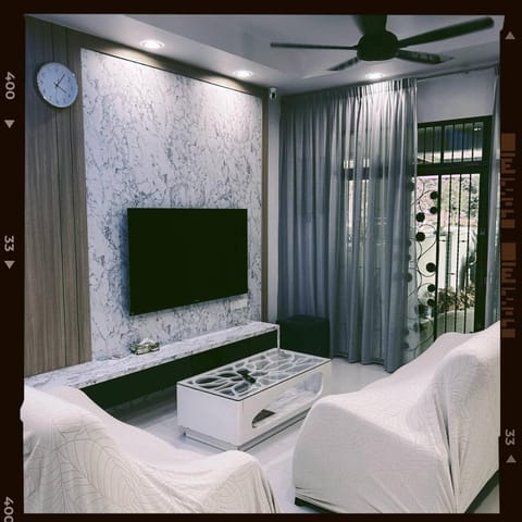 Communal lounge/ TV room, TV and multimedia, Living room, Photo of the whole room, Seating area, Evening entertainment