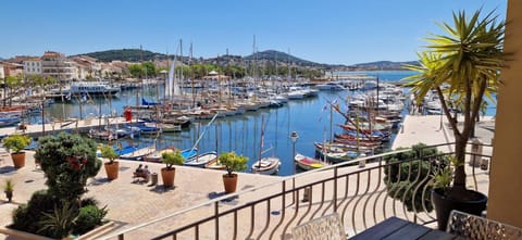 Patio, Nearby landmark, Natural landscape, Balcony/Terrace, City view, Sea view