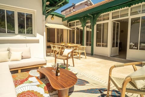 Property building, Patio, Day, Balcony/Terrace, Seating area, Dining area