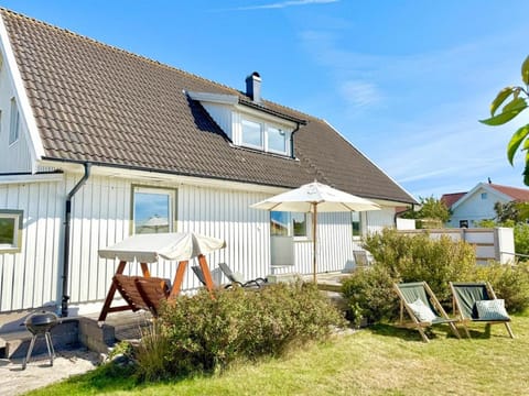 Property building, Garden, Garden view, sunbed