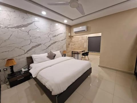 Communal lounge/ TV room, Bed, TV and multimedia, Living room, Photo of the whole room, Seating area, Evening entertainment, Bedroom, fireplace, air conditioner