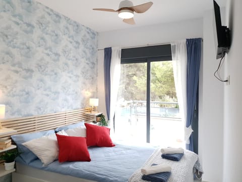 Bed, TV and multimedia, Bedroom, internet, air conditioner