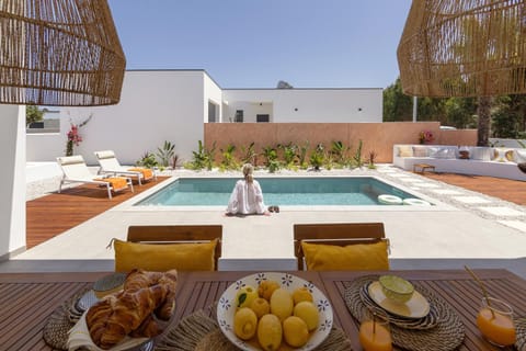 Day, Balcony/Terrace, Food, Swimming pool, sunbed