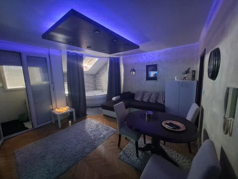 Photo of the whole room, Seating area