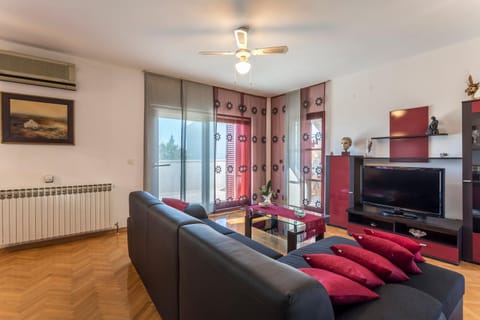 TV and multimedia, Living room, Seating area, air conditioner