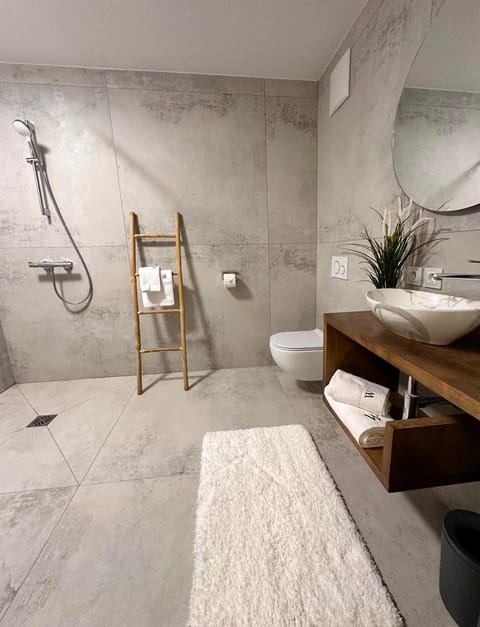 Shower, Bathroom, towels