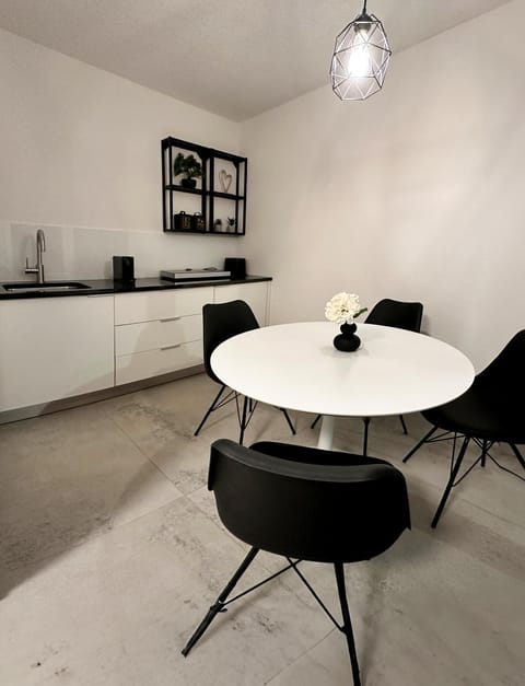 Coffee/tea facilities, Kitchen or kitchenette, Living room, Seating area, Dining area