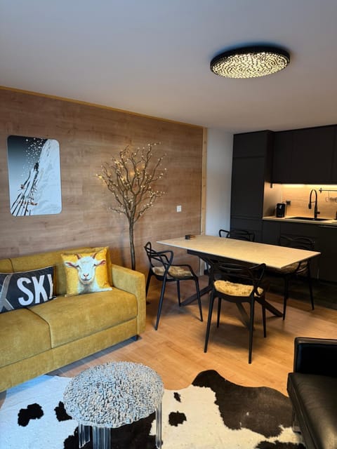 Kitchen or kitchenette, Living room, Seating area, Dining area