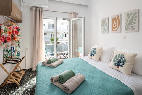 Bed, Photo of the whole room, Bedroom, towels