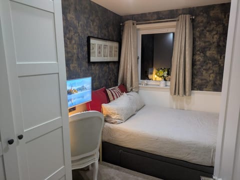 TV and multimedia, Photo of the whole room, Bedroom