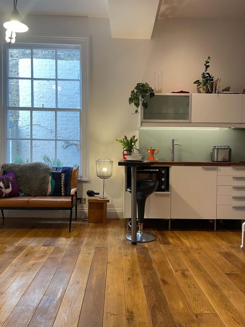 Kitchen or kitchenette, Living room, Seating area, Dining area