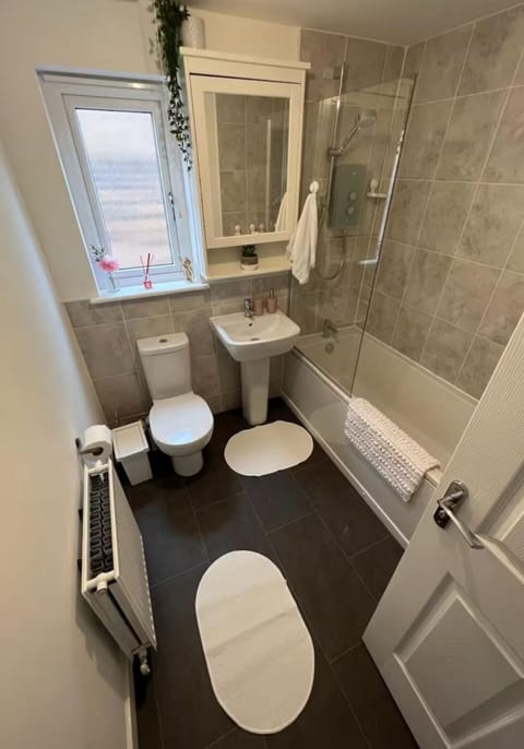 Double Bedroom With Dedicated Private Bathroom Vacation rental in Edinburgh