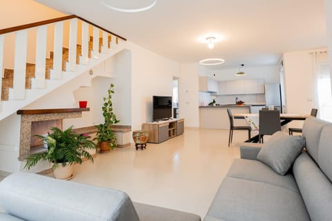 TV and multimedia, Kitchen or kitchenette, Living room, Seating area, Dining area, stove