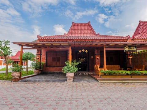 Property building, Balcony/Terrace, Parking