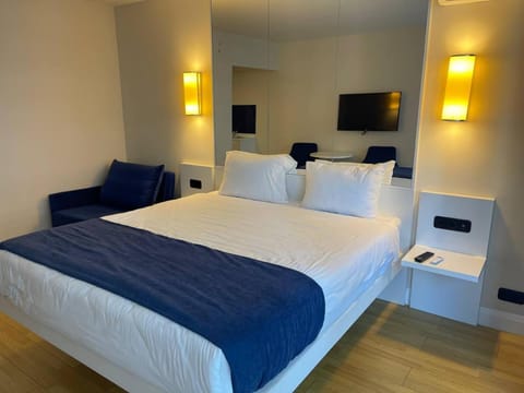 Bed, TV and multimedia, Photo of the whole room, Bedroom