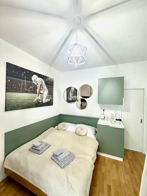 Bed, Kitchen or kitchenette, Photo of the whole room, Bedroom, microwave, towels