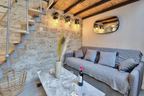 Studio walking distance from Marais with mobile AC Apartment in Paris