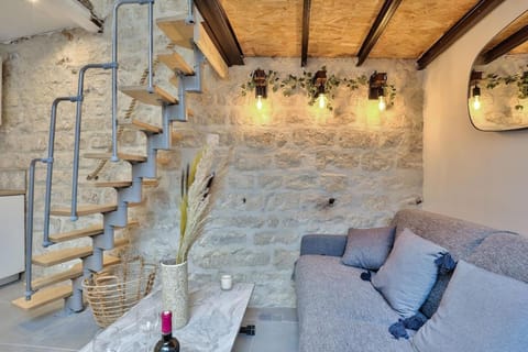 Studio walking distance from Marais with mobile AC Apartment in Paris