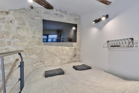 Studio walking distance from Marais with mobile AC Apartment in Paris