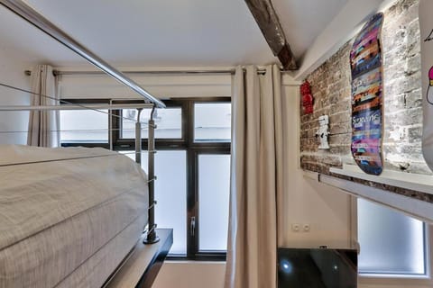 Studio walking distance from Marais with mobile AC Apartment in Paris