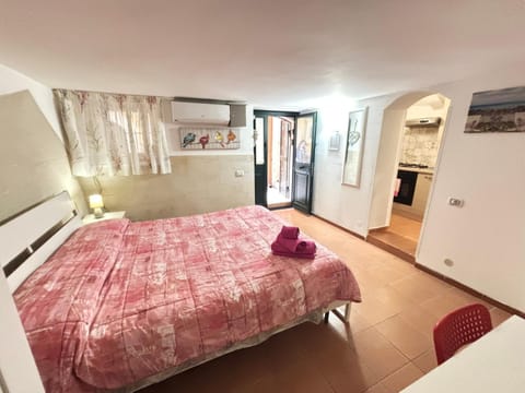 Bed, Photo of the whole room, Bedroom, internet, towels, wardrobe