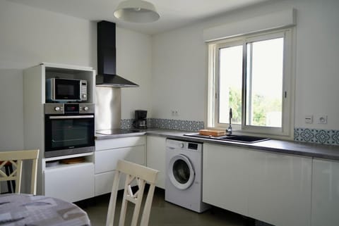 Dining area, dishwasher, oven, stove, toaster, washing machine