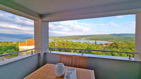 Day, Natural landscape, View (from property/room), Balcony/Terrace, Dining area, Lake view, Mountain view, Sea view